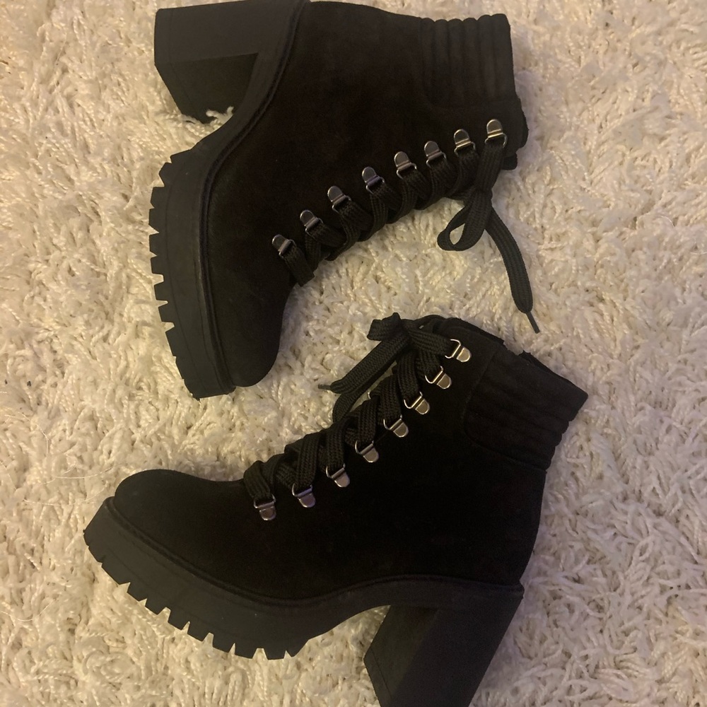 L’intervalle chunky heeled lace up booties